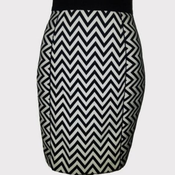 H&M Dresses & Skirts - H&M | Black & White Mini Patterned Skirt